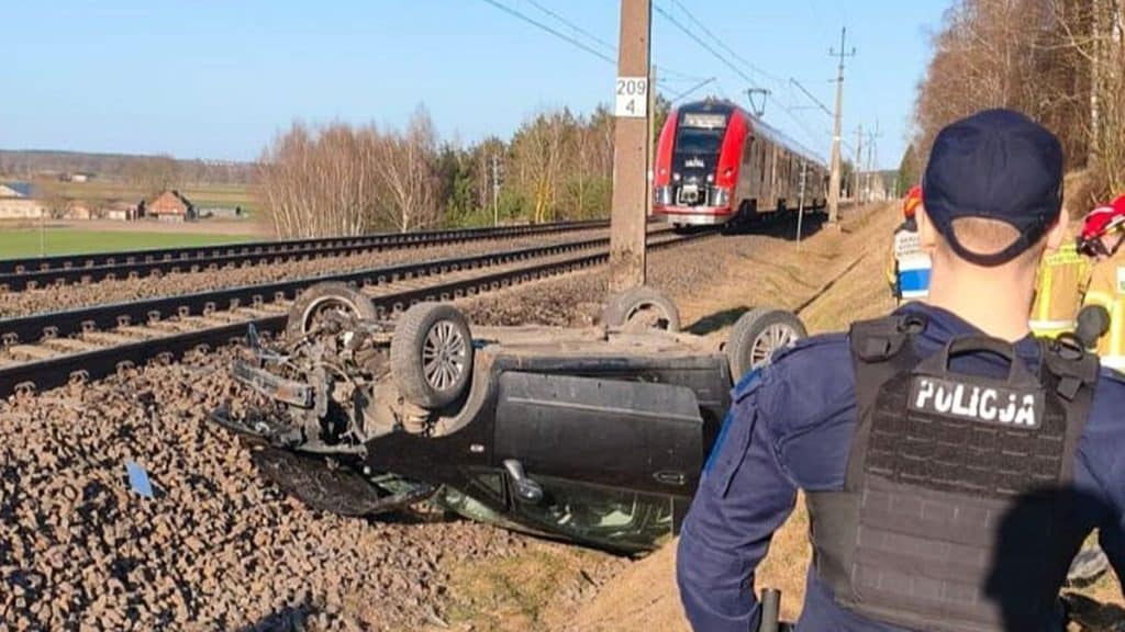 Rozbity samoch&oacute;d na torach po wypadku z pociągiem w Lipinkach.
