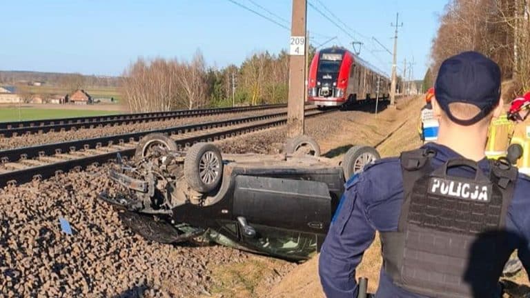 Rozbity samoch&oacute;d na torach po wypadku z pociągiem w Lipinkach.