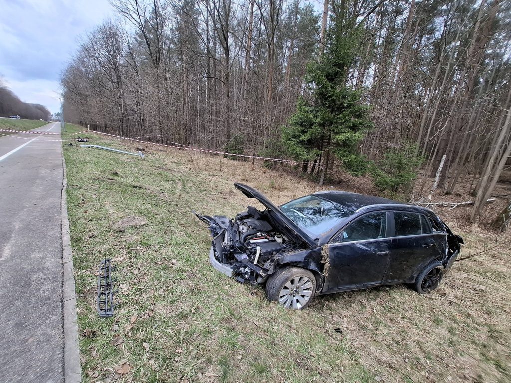 Uszkodzony samoch&oacute;d leży na poboczu przy lesie po wypadku na trasie Iława-Lubawa.