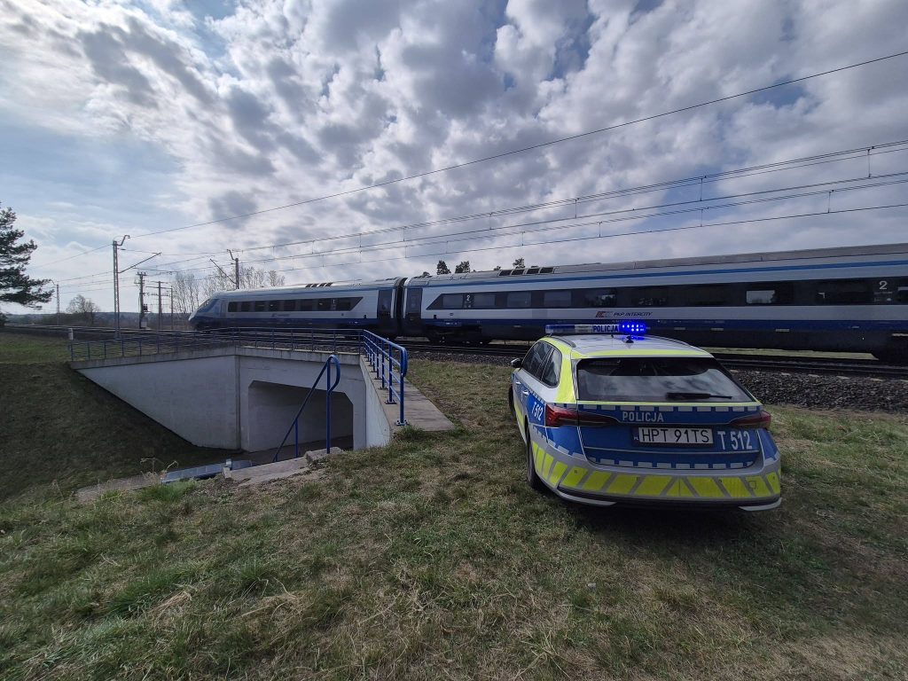 Policja i pociąg Pendolino na miejscu tragedii w Karolewie, w powiecie iławskim.