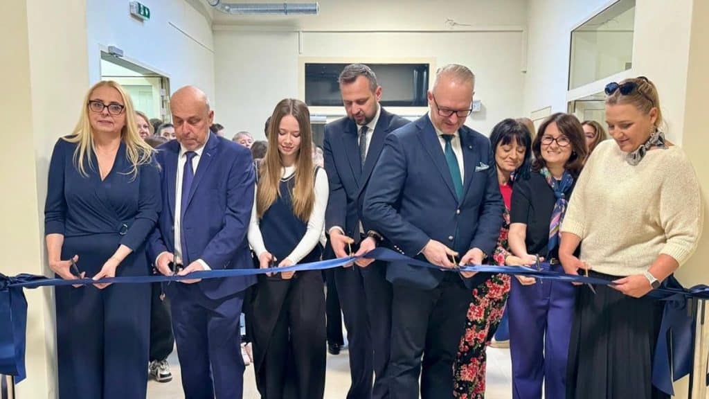 Uczestnicy ceremonii przecięcia wstęgi przed nową halą sportową w Olsztynie.