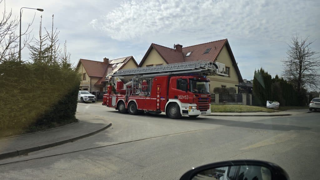 Czerwony w&oacute;z strażacki na osiedlu Likusy podczas akcji ratunkowej w Niedzielę Wielkanocną.