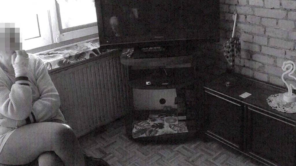 Wewnątrz pustego mieszkania z meblami i sprzętami, gotowego do opr&oacute;żnienia.