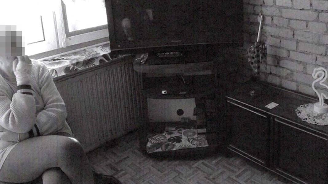 Wewnątrz pustego mieszkania z meblami i sprzętami, gotowego do opr&oacute;żnienia.