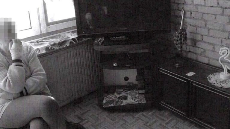 Wewnątrz pustego mieszkania z meblami i sprzętami, gotowego do opr&oacute;żnienia.