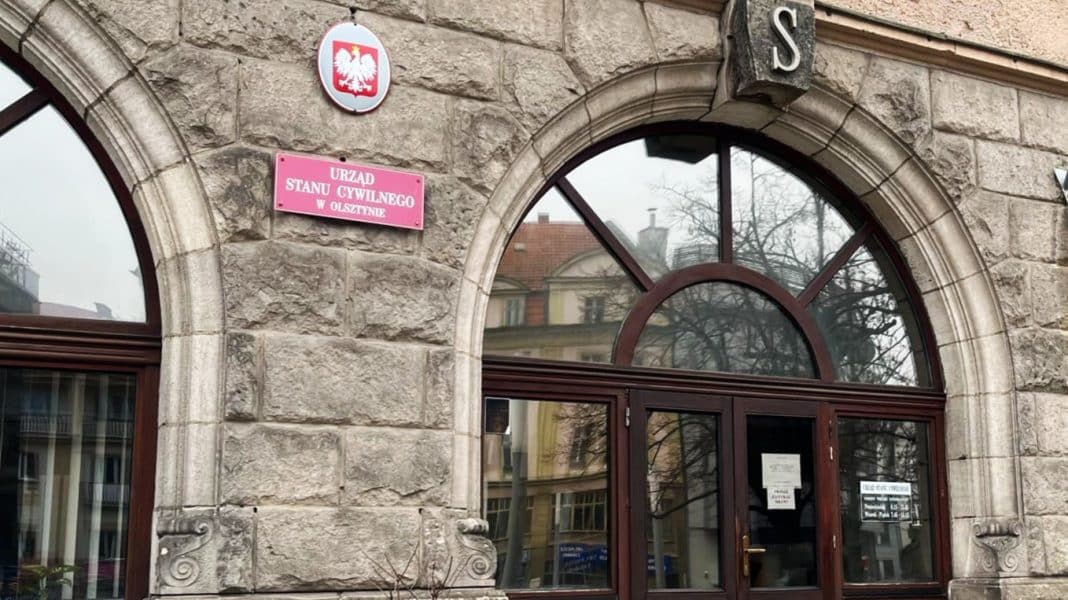 Budynek urzędu stanu cywilnego w Olsztynie z widocznym oznaczeniem i herbem Polski.