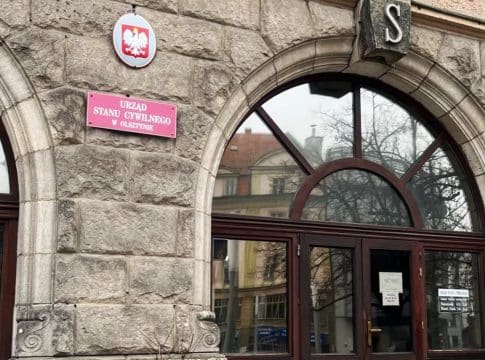 Budynek urzędu stanu cywilnego w Olsztynie z widocznym oznaczeniem i herbem Polski.