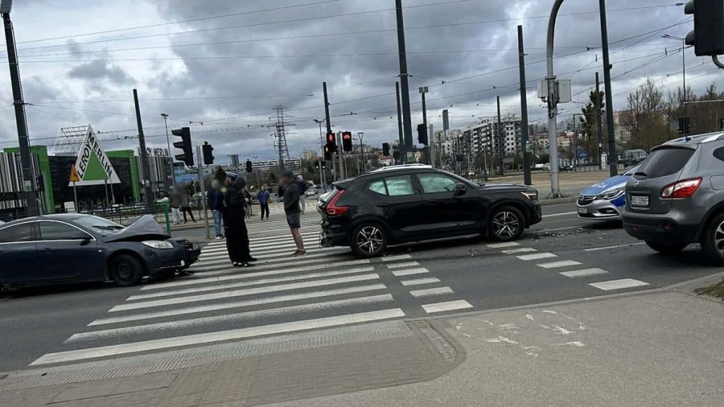 Kolizja dw&oacute;ch samochod&oacute;w na skrzyżowaniu przy Galerii Warmińskiej w Olsztynie, z policją na miejscu.