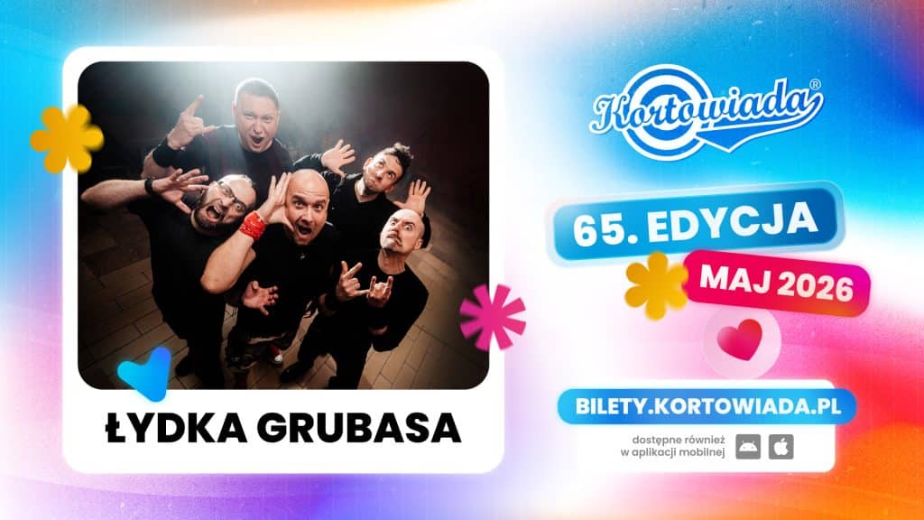 Zdjęcie zespołu Łydka Grubasa wykonane na scenie podczas koncertu, grupa uśmiechnięta i energiczna.