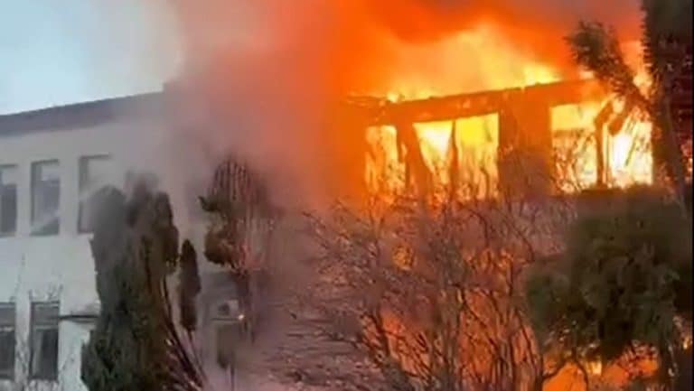 Pożar pustostanu przy ul. Junak&oacute;w w Elblągu, płomienie i dym widoczne z daleka.