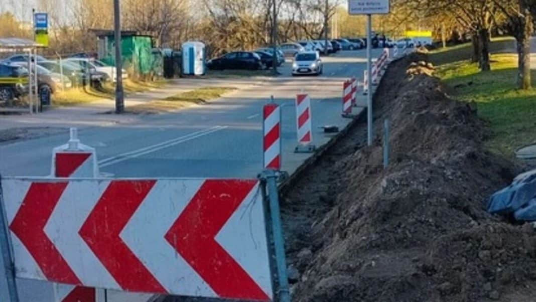 Prace drogowe na ulicy Iwaszkiewicza w Olsztynie, roboty związane z wymianą krawężnik&oacute;w.