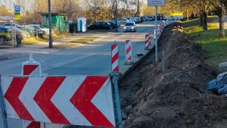 Prace drogowe na ulicy Iwaszkiewicza w Olsztynie, roboty związane z wymianą krawężnik&oacute;w.