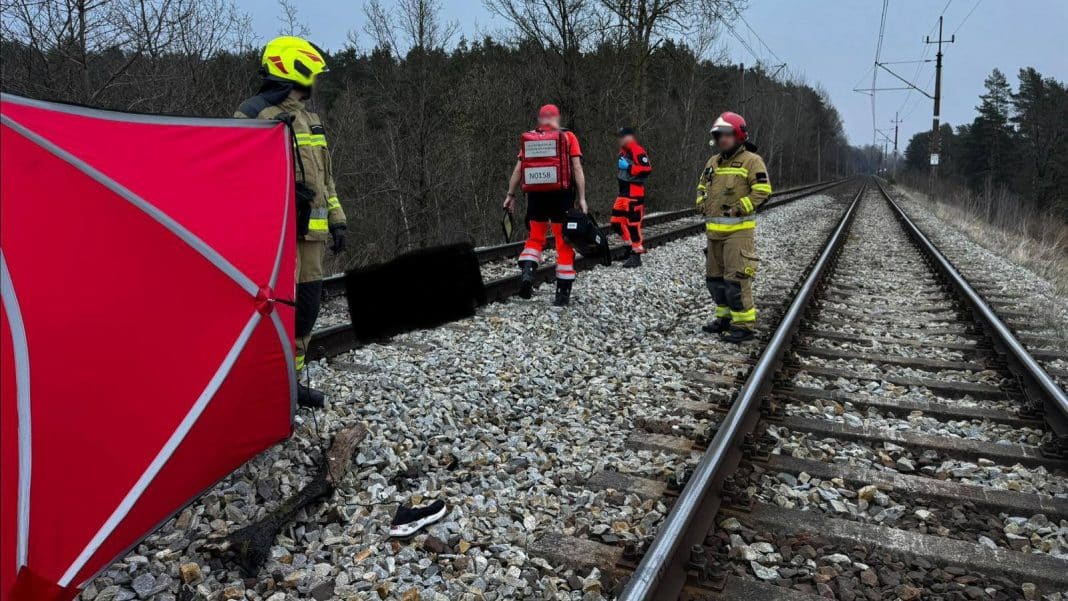 Strażacy i ratownicy na torach kolejowych po wypadku pod Olsztynem.