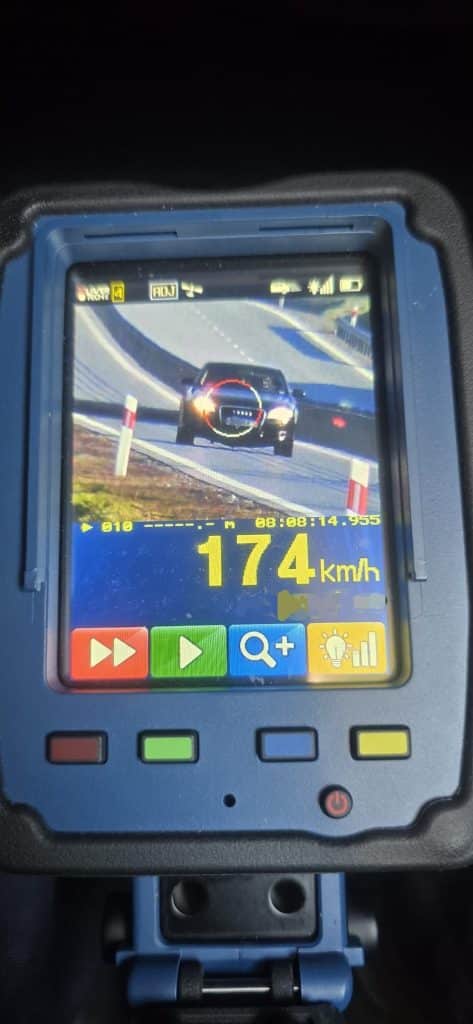 Prędkościomierz pokazujący 174 km/h podczas pomiaru na obwodnicy.