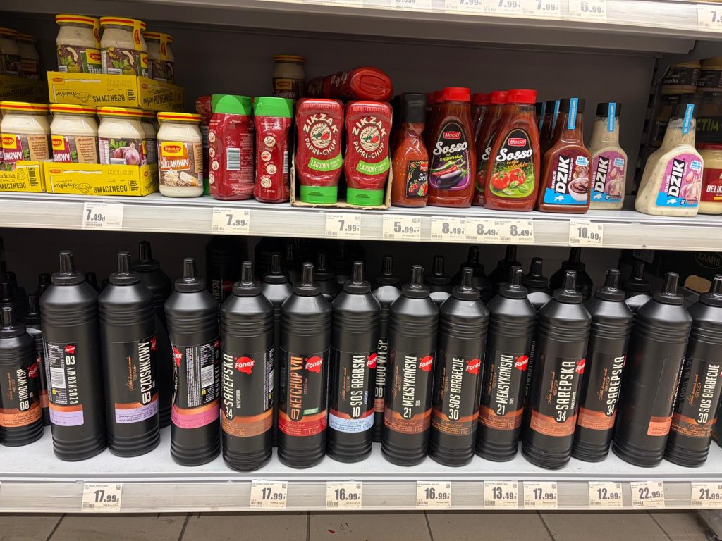 R&oacute;żne sosy i przyprawy do grillowania na p&oacute;łce w sklepie spożywczym.