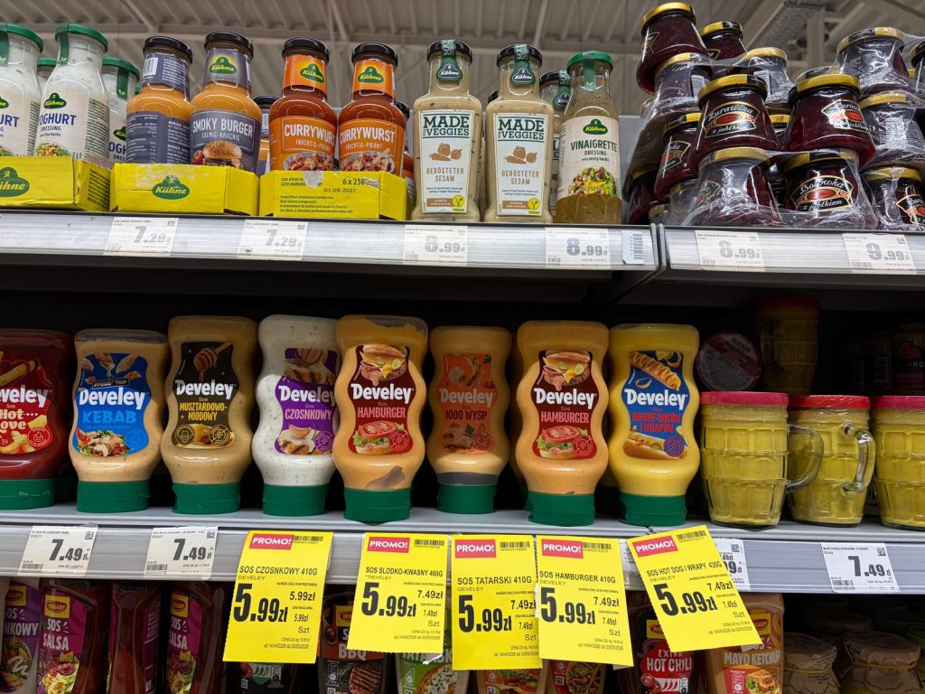 R&oacute;żne sosy i przyprawy do grillowania na p&oacute;łce w sklepie spożywczym.