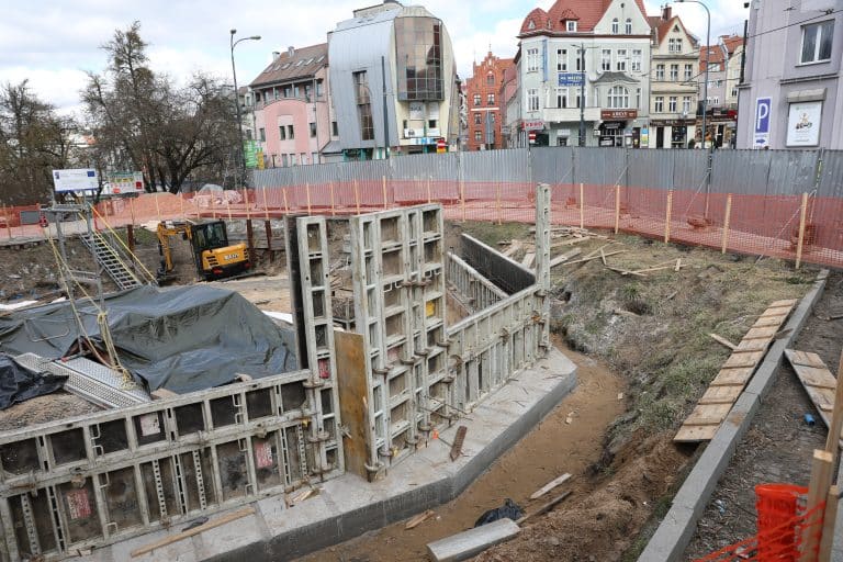Prace budowlane na placu w centrum Olsztyna, wykop i zabezpieczenia przed Wysoką Bramą.