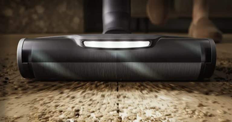 Bezprzewodowy odkurzacz Electrolux Ultimate Hygienic 800 na podłodze, gotowy do sprzątania.