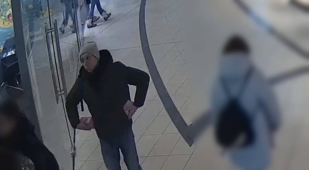 Nagranie z monitoringu pokazujące mężczyznę wynoszącego perfumy bez płacenia w drogerii w Olsztynie.