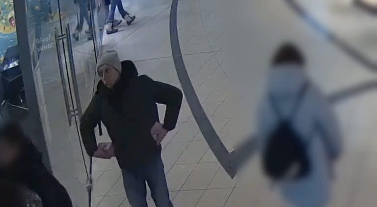 Nagranie z monitoringu pokazujące mężczyznę wynoszącego perfumy bez płacenia w drogerii w Olsztynie.