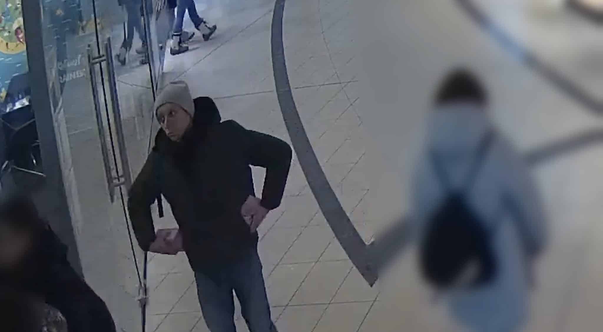 Nagranie z monitoringu pokazujące mężczyznę wynoszącego perfumy bez płacenia w drogerii w Olsztynie.