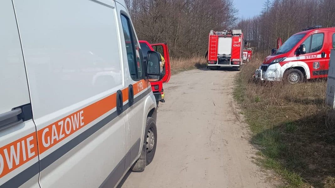 Działania służb ratunkowych przy uszkodzonym gazociągu pod Olsztynem, widoczne pojazdy na drodze.