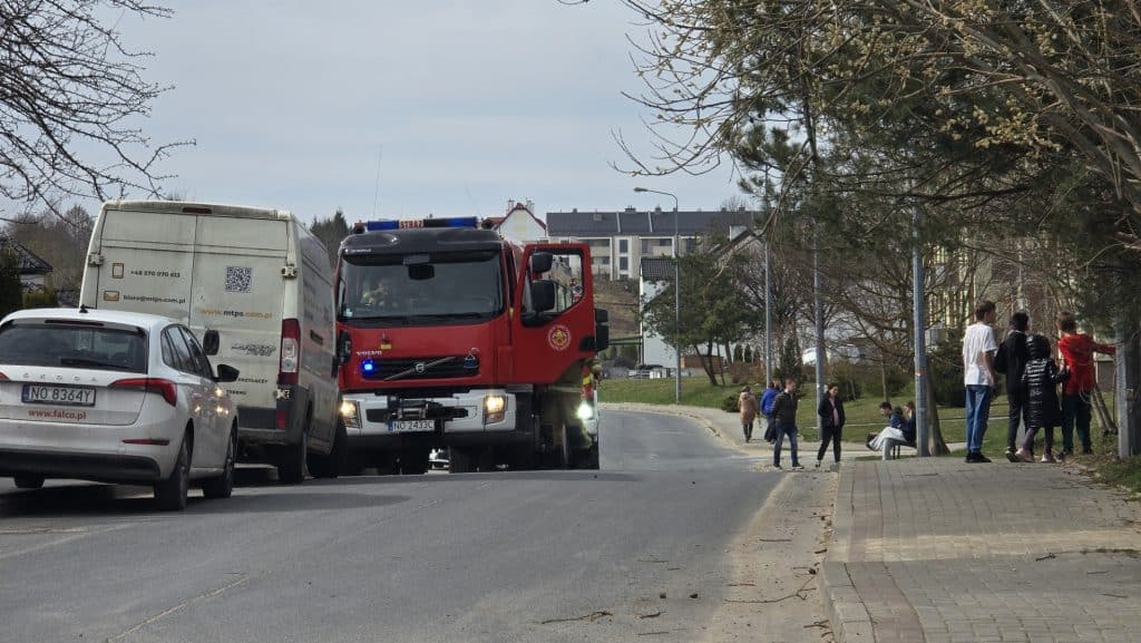 Na osiedlu Likusy w Niedzielę Wielkanocną pojawiły się trzy wozy strażackie i podnośnik, mieszkańcy obserwowali akcję.