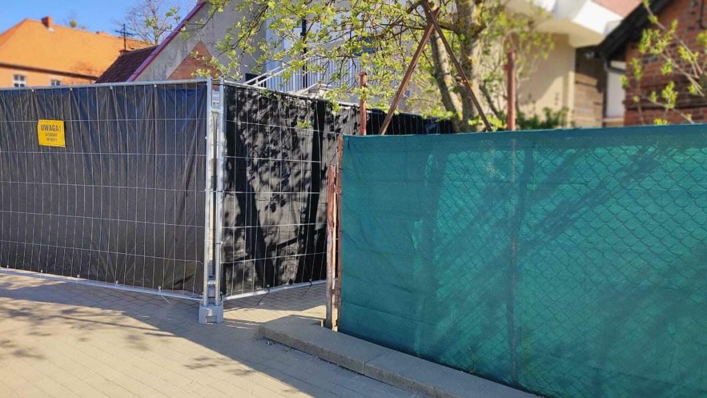 Teren wok&oacute;ł kościoła w Olsztynie ogrodzony, widoczne zabezpieczenia i prowadzony remont schod&oacute;w.