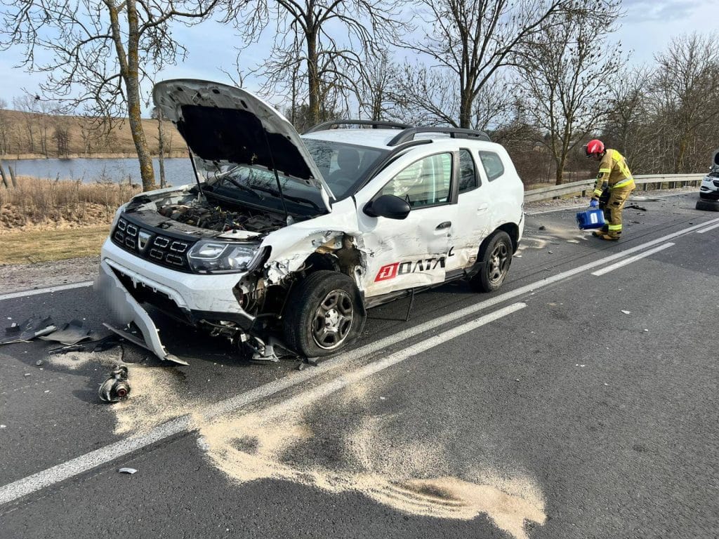 Rozbity samoch&oacute;d na drodze krajowej, wypadek z udziałem pięciu pojazd&oacute;w, strażak z wyposażeniem.