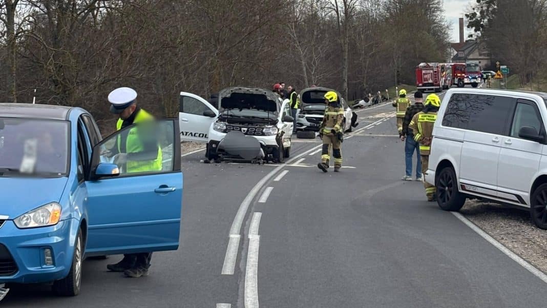 Wypadek na drodze krajowej nr 63 w miejscowości Ruda, z udziałem pięciu samochod&oacute;w, służby ratunkowe na miejscu.