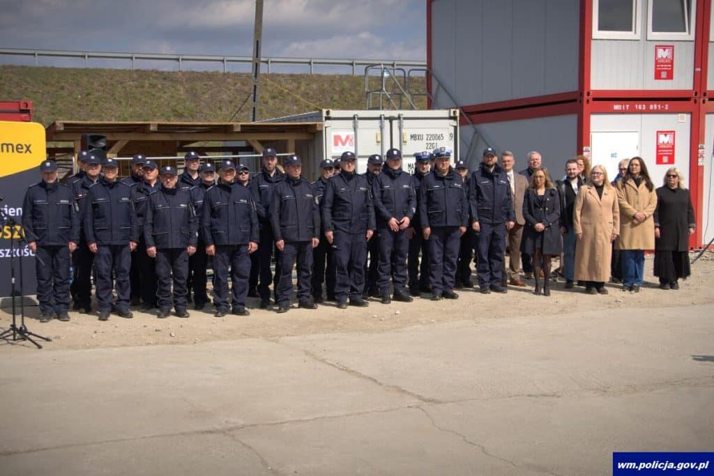 Grupa policjant&oacute;w i urzędnik&oacute;w na placu budowy nowej komendy w Ostr&oacute;dzie.
