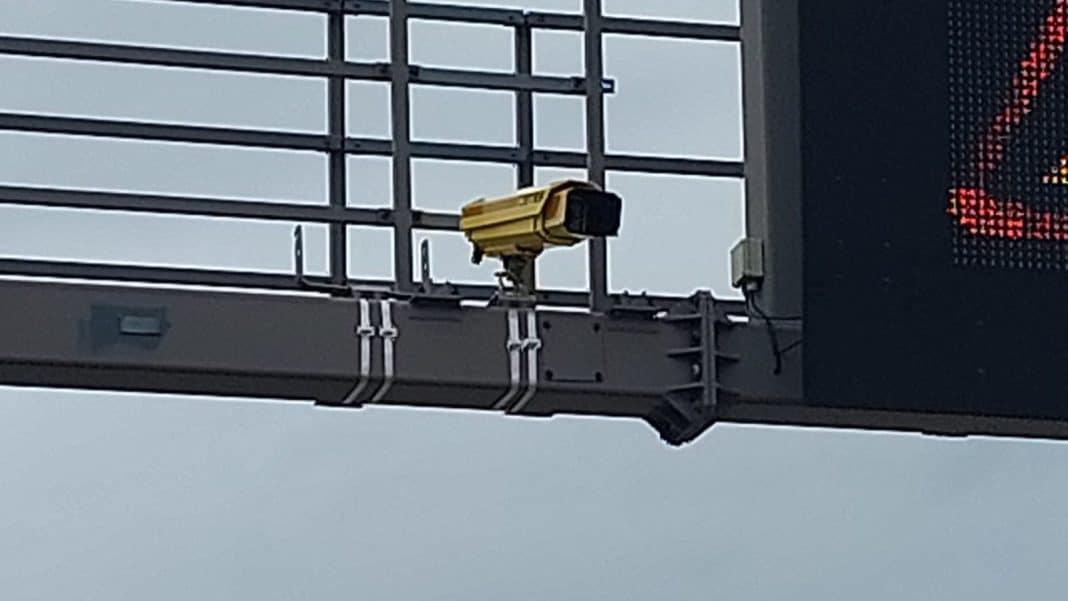 Kamery i urządzenia pomiarowe na słupie nad drogą ekspresową S7 w regionie.