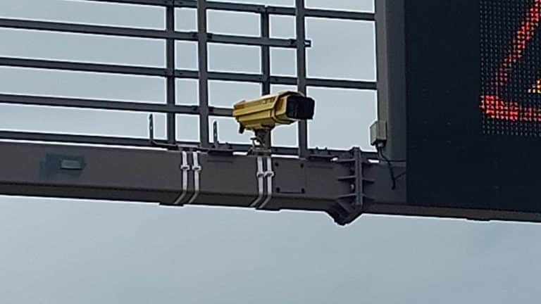 Kamery i urządzenia pomiarowe na słupie nad drogą ekspresową S7 w regionie.