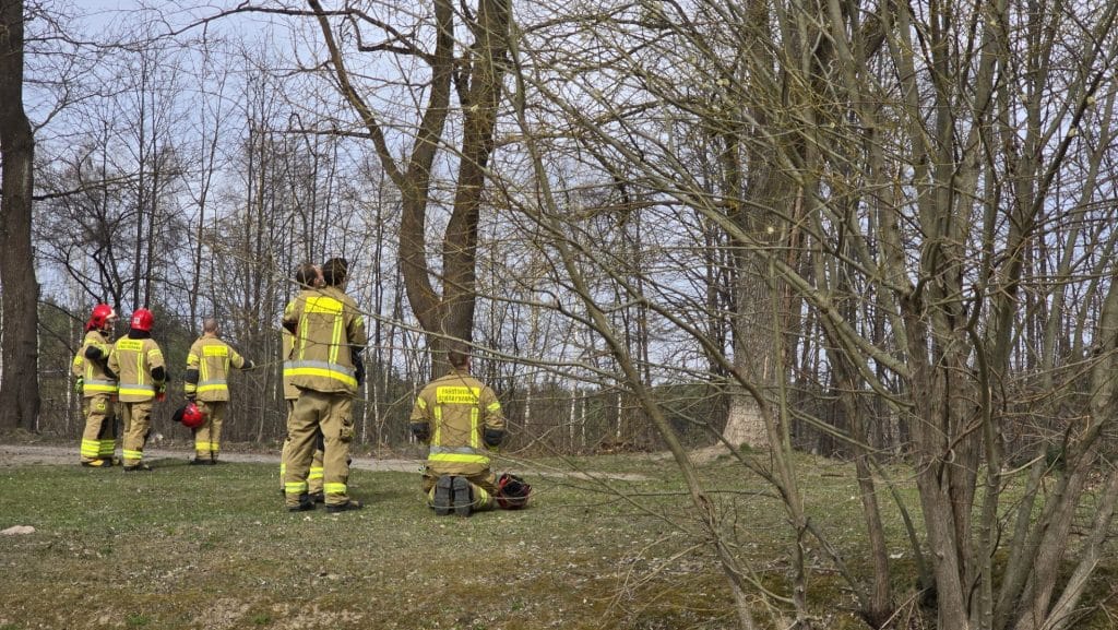 Strażacy na osiedlu Likusy podczas akcji ratunkowej w Niedzielę Wielkanocną.