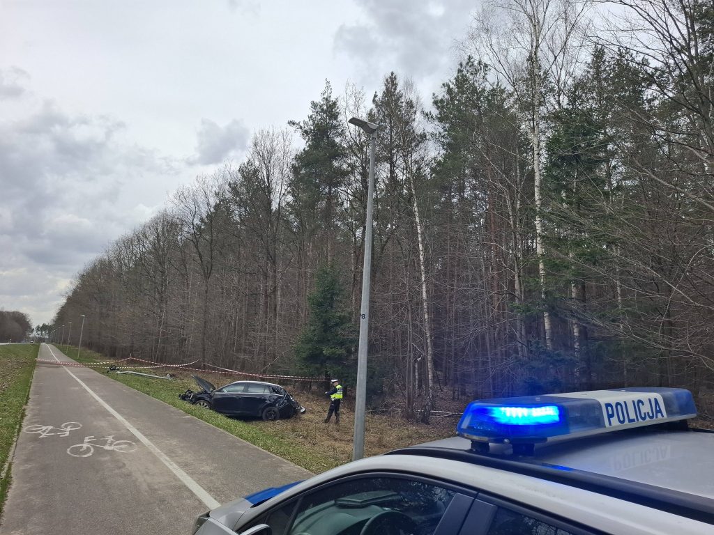 Wypadek samochodu na trasie między Iławą a Lubawą, samoch&oacute;d wjechał na ścieżkę rowerową, służby na miejscu.