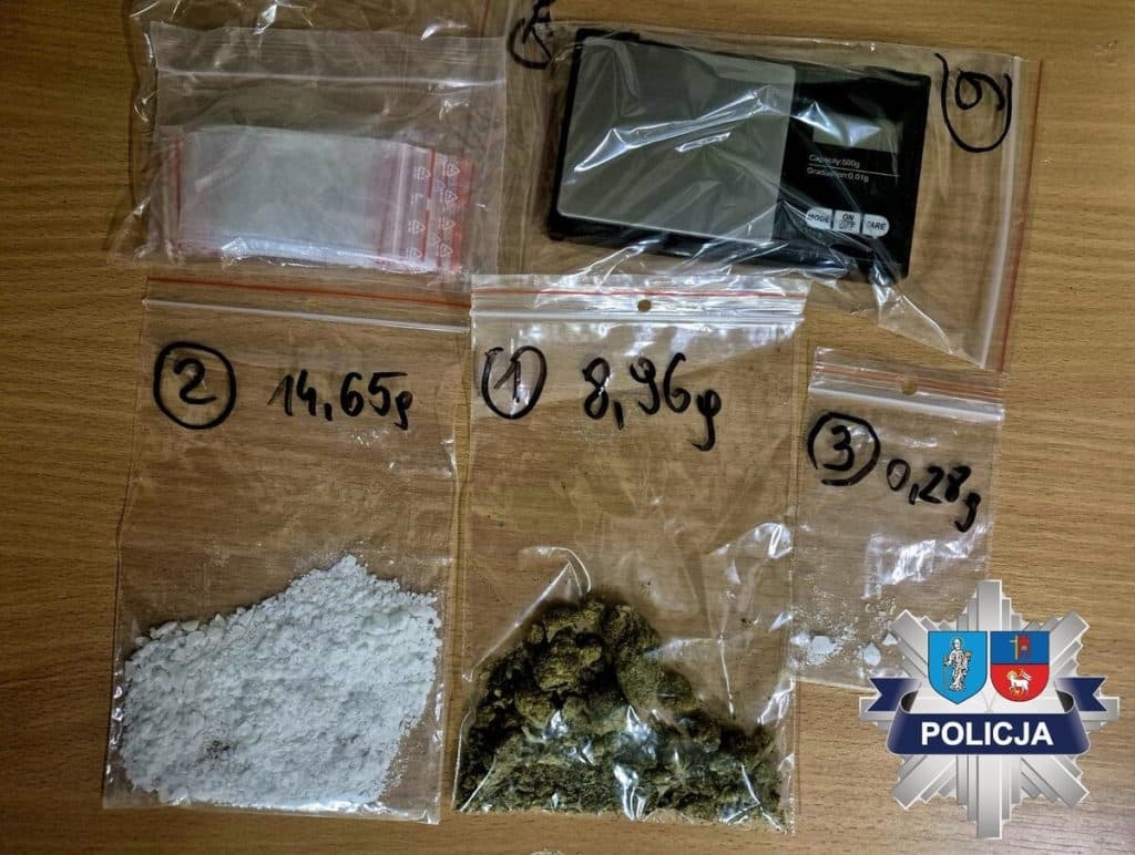 Zabezpieczone narkotyki i waga w plastikowych torbach na stole, policja na miejscu akcji.