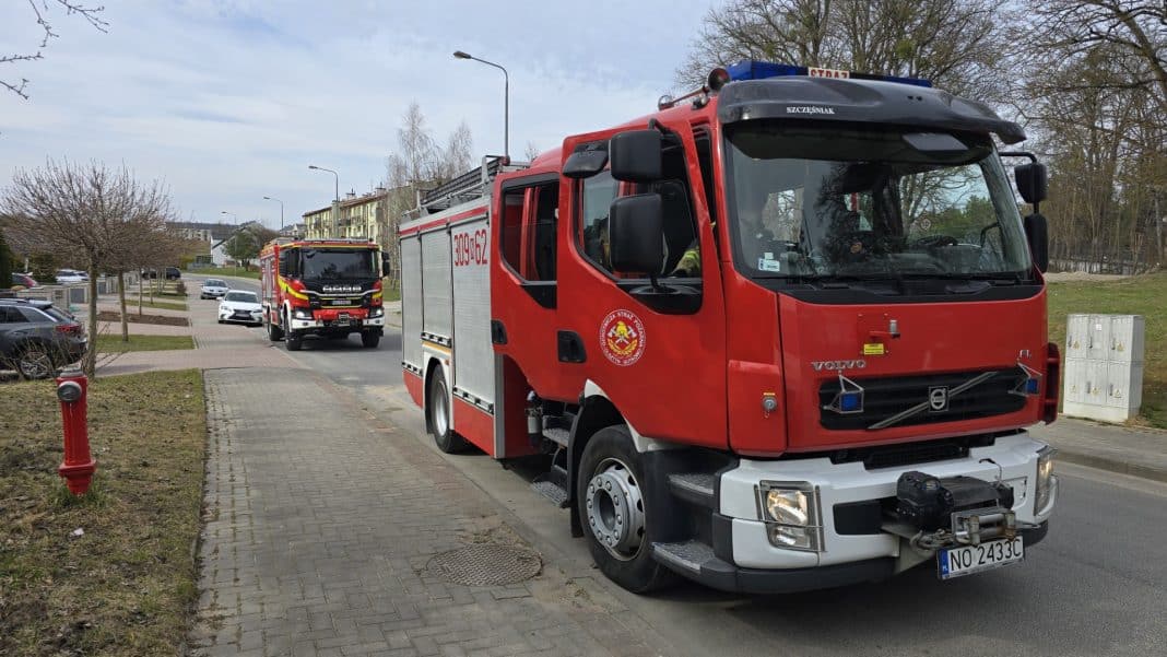 Czerwony w&oacute;z strażacki na ulicy w osiedlu Likusy podczas akcji ratunkowej w Niedzielę Wielkanocną.