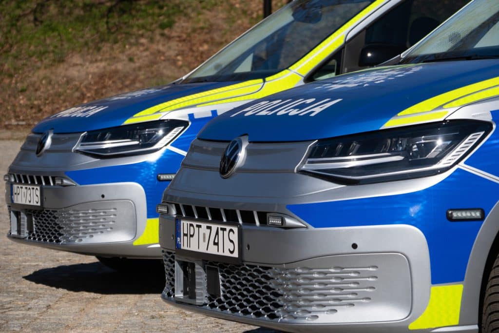 Dwa nowe policyjne radiowozy na Mazurach, w niebiesko-szarym kolorze z odblaskowymi elementami.