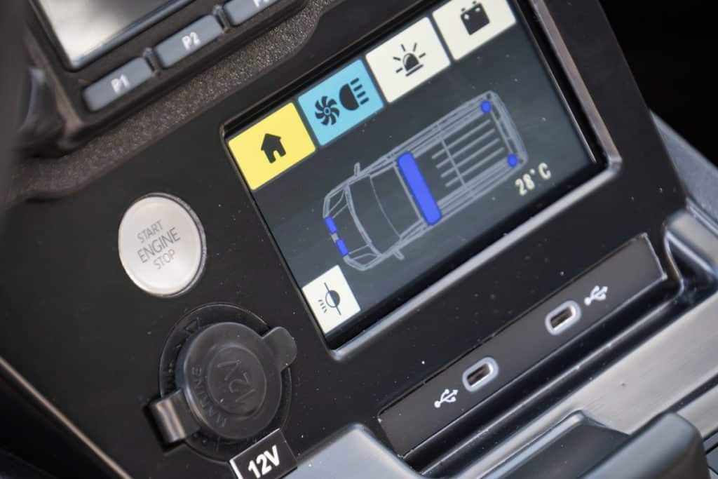 Wnętrze radiowozu z widocznym ekranem i panelami sterowania, pokazujące zaawansowane wyposażenie pojazdu.