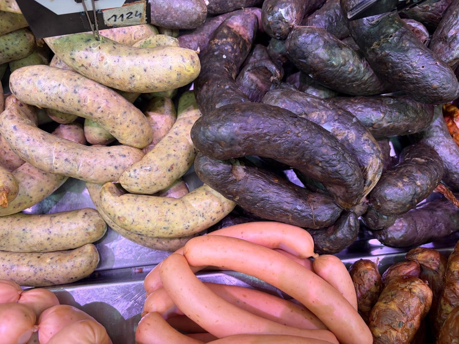 Mięsa na grilla w sklepie, r&oacute;żne rodzaje kiełbas i wędlin, gotowe do zakupu na maj&oacute;wkę.