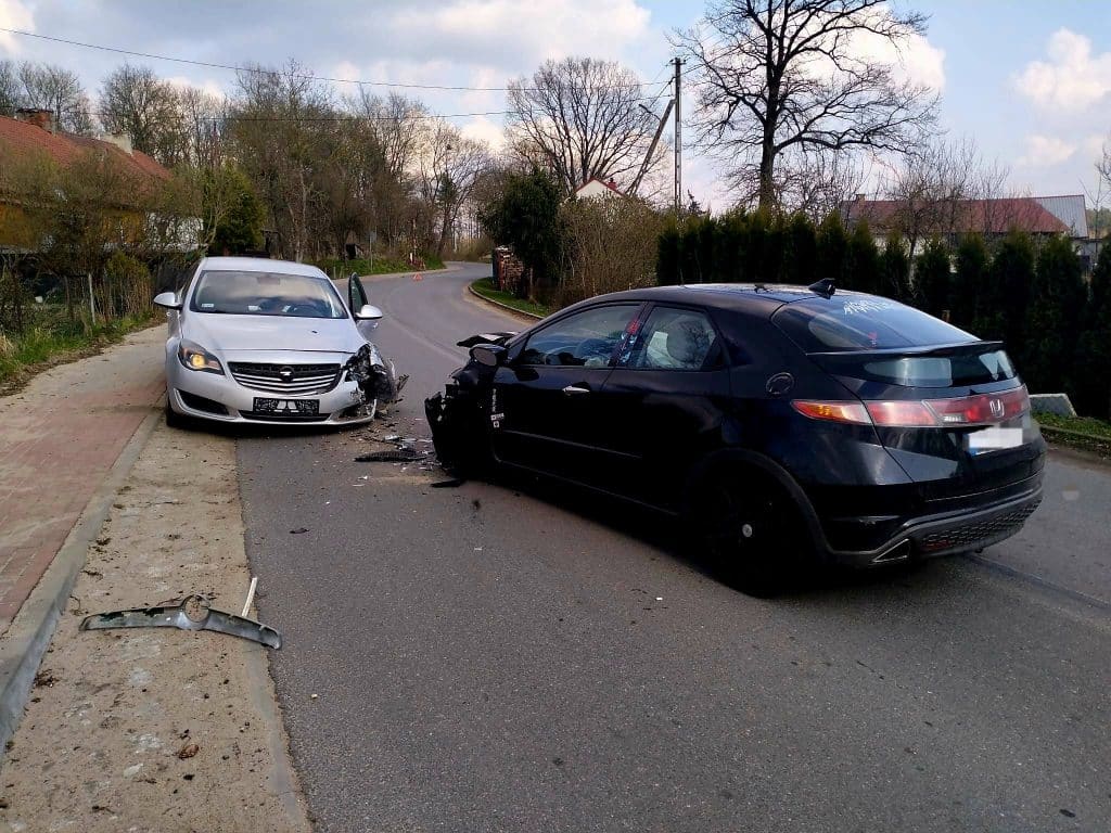 Dwa uszkodzone samochody po kolizji na zakręcie w Makowie pod Iławą.