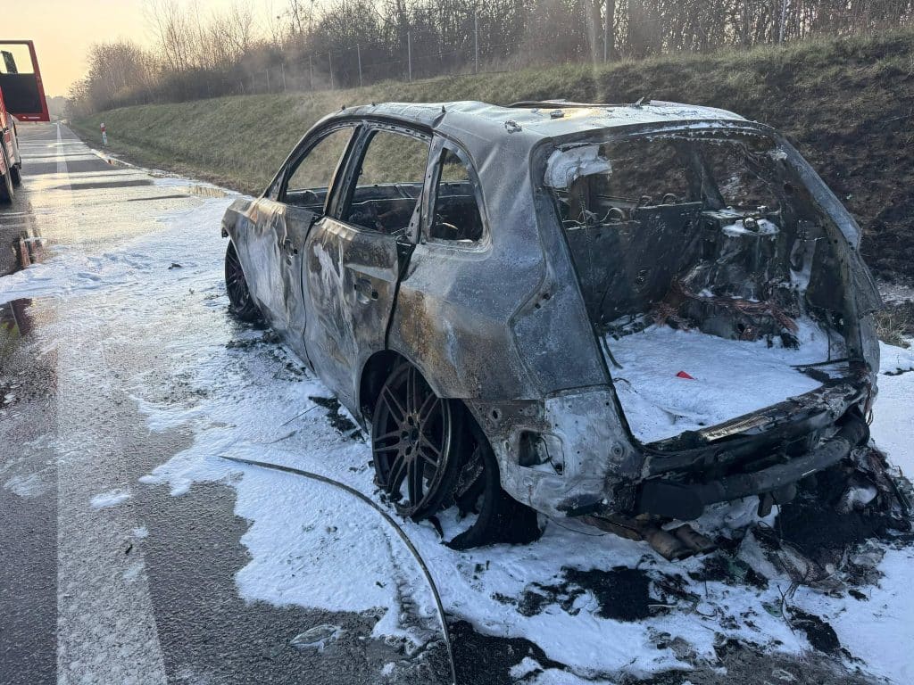 Spalony samoch&oacute;d marki Audi na drodze ekspresowej S22 po pożarze podczas jazdy.