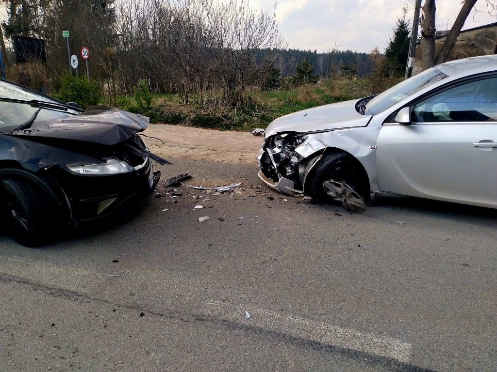 Rozbity samoch&oacute;d na drodze po czołowym zderzeniu na zakręcie w Makowie.