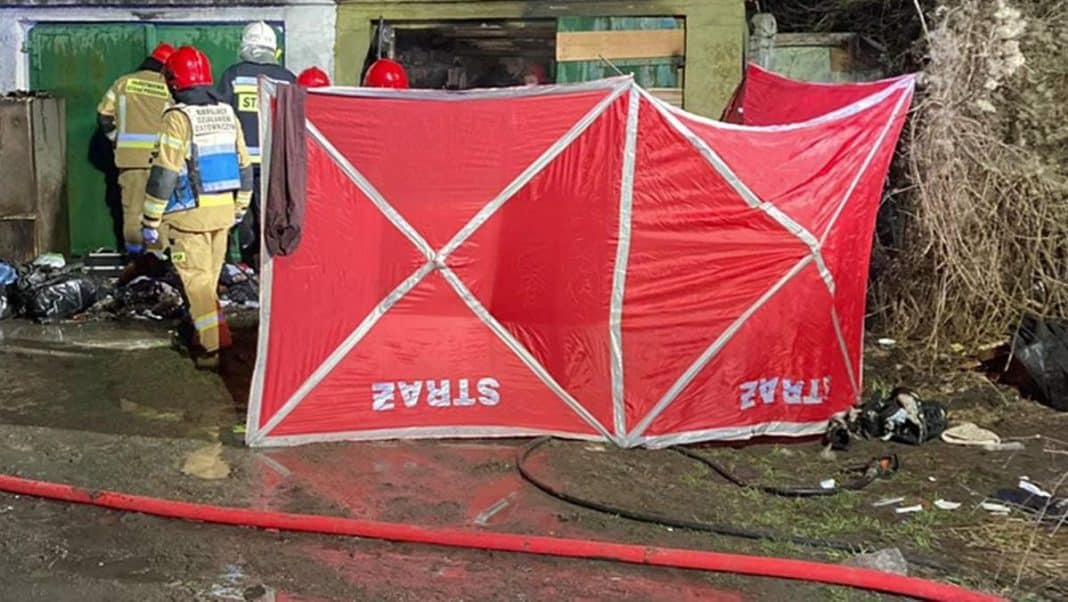 Zwęglone ciało mężczyzny ujawnione po pożarze w centrum Iławy, służby badają okoliczności.