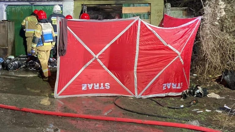 Zwęglone ciało mężczyzny ujawnione po pożarze w centrum Iławy, służby badają okoliczności.