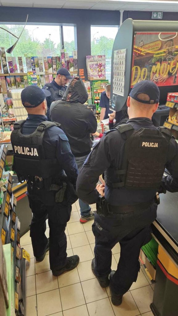 Policjanci w Biedronce w Olsztynie podczas interwencji wobec mężczyzny.