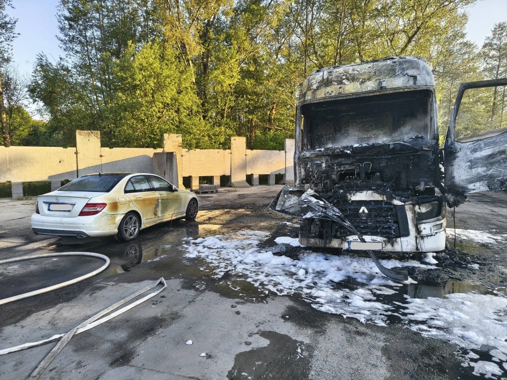 Spalona ciężar&oacute;wka i uszkodzony samoch&oacute;d na parkingu po pożarze w Braniewie.