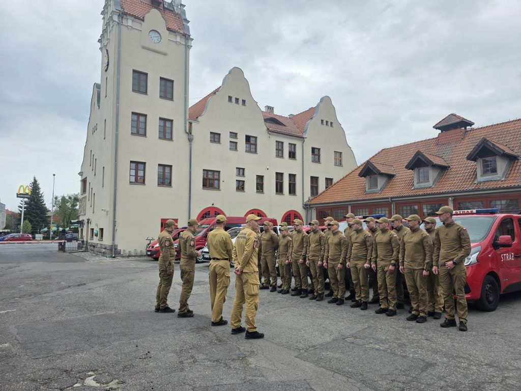 Grupa strażak&oacute;w z warmińsko-mazurskiego garnizonu przed wyjazdem na akcję gaśniczą na Roztoczu.