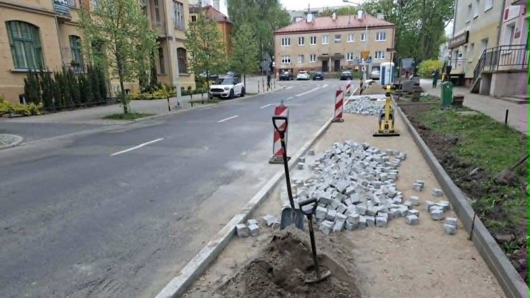 Rozpoczęcie prac drogowych na ul. Mickiewicza w centrum Olsztyna, roboty z brukowaniem i roboty ziemne.