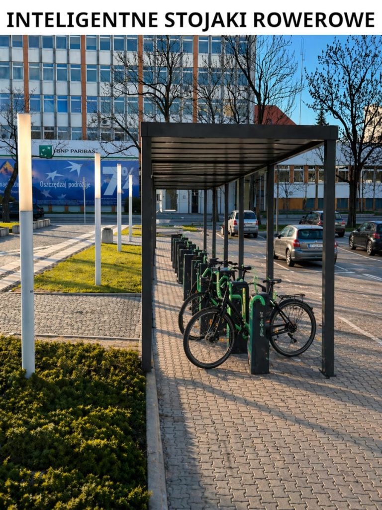 Stojak rowerowy z zadaszeniem na tle miejskiej infrastruktury i samochod&oacute;w.
